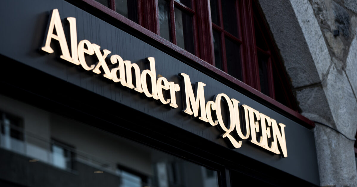“Inaccettabili 54 licenziamenti in Alexander McQueen, a rischio l’intera filiera. Stanno facendo l’elefante a fette, ma mentre tagliano cercano personale all’esterno”: sciopero generale dei dipendenti Kering il 20 maggio