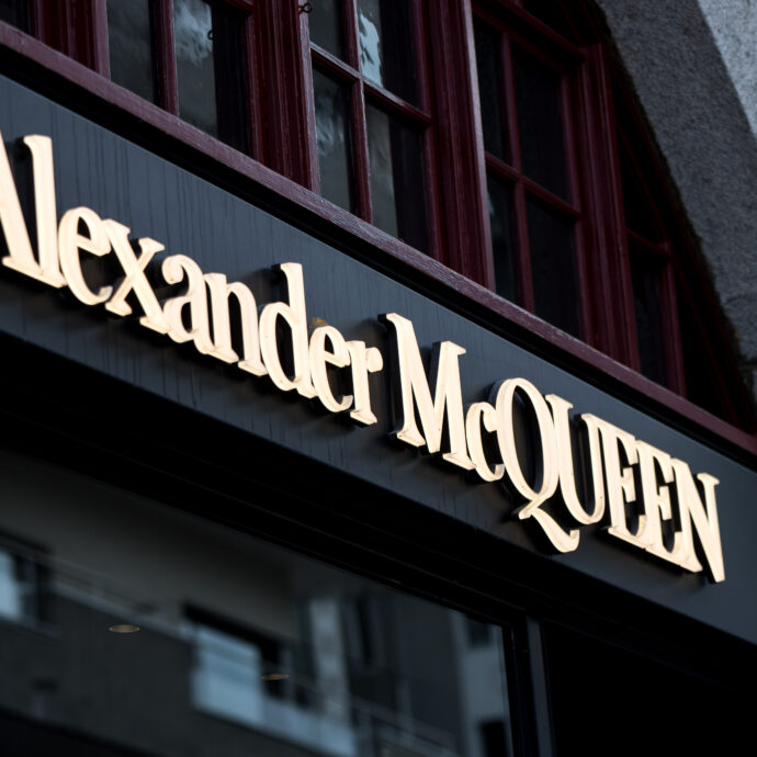 “Inaccettabili 54 licenziamenti in Alexander McQueen, a rischio l’intera filiera. Stanno facendo l’elefante a fette, ma mentre tagliano cercano personale all’esterno”: sciopero generale dei dipendenti Kering il 20 maggio
