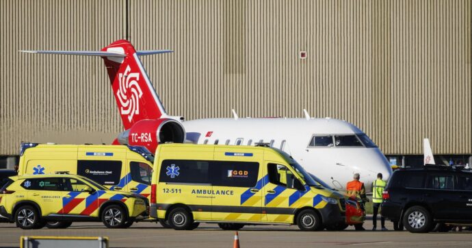 Hantavirus, caccia ai contatti dei passeggeri scesi dalla crociera. Assistente di volo Klm ricoverata ad Amsterdam