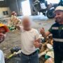 Copertina di Pensionato getta per errore 4mila euro nei rifiuti: operatore ecologico lo aiuta e li ritrova dopo ore di ricerca in discarica
