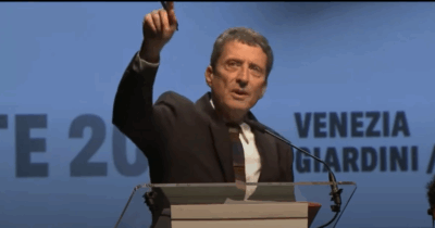 Copertina di “La Biennale selezione le opere, non i passaporti”: il discorso di Buttafuoco a Venezia dopo le polemiche e lo scontro con Giuli