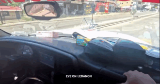 Copertina di Libano, l’esercito israeliano colpisce una squadra di soccorritori: in un video il momento dell’attacco all’ambulanza