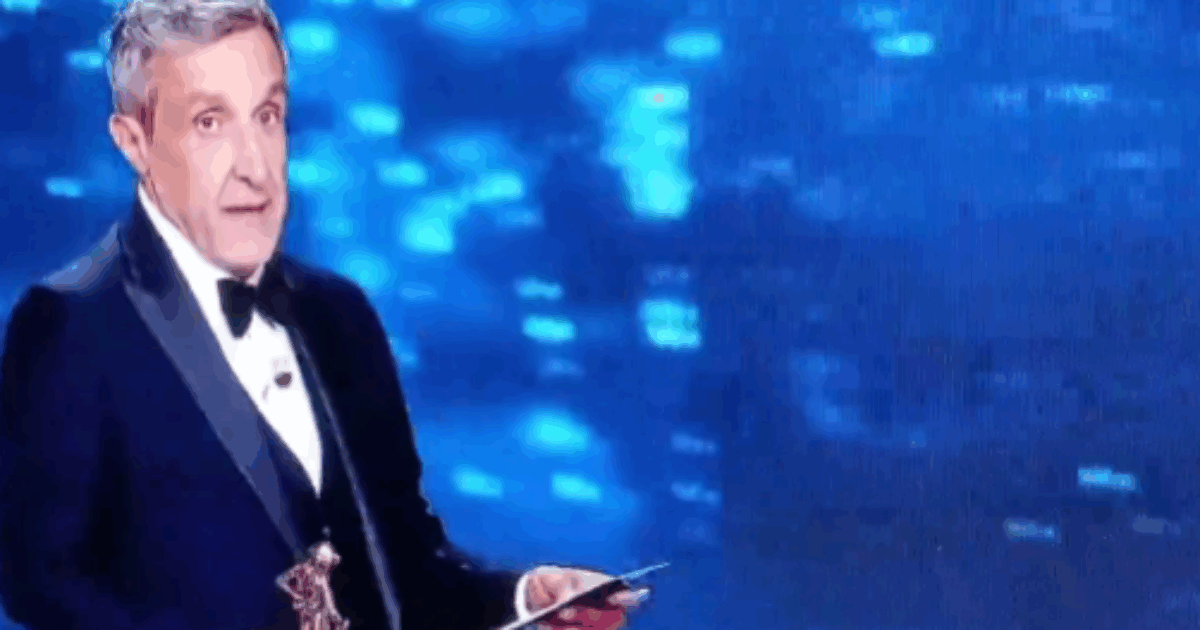 “Volevo dirlo insieme”: Flavio Insinna chiama Bianca Balti ma lei non c’è, imbarazzo sul palco dei David di Donatello 2026