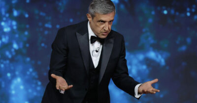 Copertina di Per i David di Donatello ascolti peggiori di quelli (già deludenti) dello scorso anno. Le critiche social a Insinna: “Conduzione caciarona e raffazzonata”, “Ecco perché non fa prime serate”