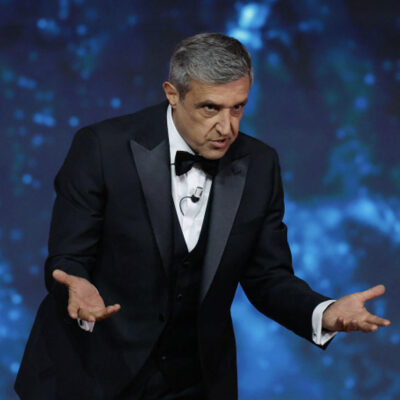 Copertina di Per i David di Donatello ascolti peggiori di quelli (già deludenti) dello scorso anno. Le critiche social a Insinna: “Conduzione caciarona”, “Ecco perché non fa prime serate”