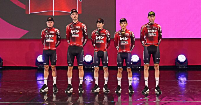 Colpa degli schizzi di feci di mucca a bordo strada: la Lotto Intermarché si presenta decimata alla partenza del Giro d’Italia