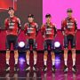 Copertina di Colpa degli schizzi di feci di mucca a bordo strada: la Lotto Intermarché si presenta decimata alla partenza del Giro d’Italia