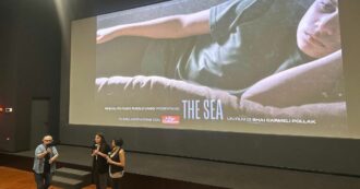 Copertina di “Tutto il mondo diventerà Gaza se non si ferma il genocidio”. Successo per il film “The Sea” a Roma e in oltre 130 sale con Albanese, Oliva, Innocenzi, Porpiglia (Msf) e Mantovani dalla Flotilla – Video