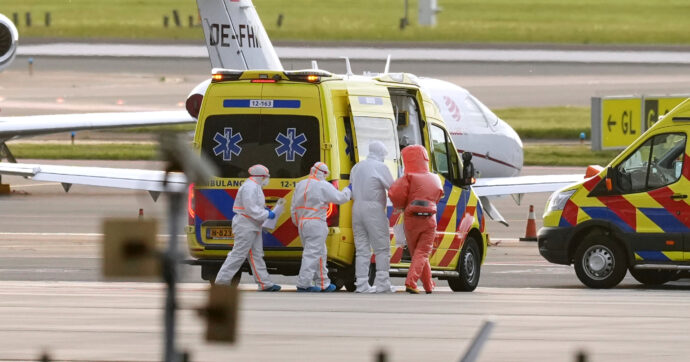 Hantavirus, un caso sospetto in Spagna: “Era sull’aereo che voleva prendere la passeggera della crociera poi morta”