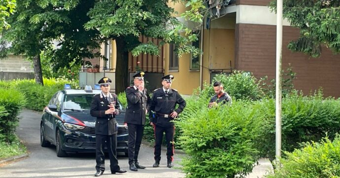 Piacenza, donna uccisa a coltellate in casa: arrestato il marito (che ha dato l’allarme)