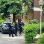 Copertina di Piacenza, donna uccisa a coltellate in casa: ricercato il marito (che ha dato l’allarme)