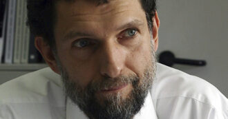 Copertina di Il dissidente turco Osman Kavala, condannato all’ergastolo, riceve il Premio Libertà 2025. Amnesty: “Accanimento giudiziario”