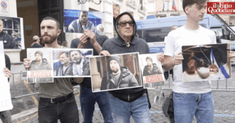 Copertina di Presidio per la Flotilla a Roma, attivisti consegnano una lettera alla Commissione Ue: “Liberi subito Avila e Abukeshek”