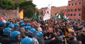 Copertina di Biennale di Venezia, tensione al corteo pro-Pal. E decine di padiglioni chiudono in segno di protesta contro Israele