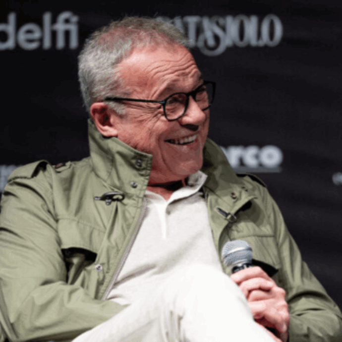 “Gli voglio bene ma quando andavamo al ristorante diventava molto crudele. Mi mostrava il bicchiere di vino che aveva preso poi lo rovesciava per terra. Poi chiamava il cameriere…”: Claudio Amendola racconta Marco Risi e non solo