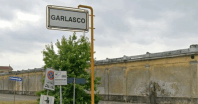 Copertina di Quando il delitto diventa fenomeno: le attività di Garlasco si fanno pubblicità sui social, ma nei commenti solo dark humor sull’omicidio di Chiara Poggi