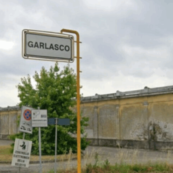 Quando il delitto diventa fenomeno: le attività di Garlasco si fanno pubblicità sui social, ma nei commenti solo dark humor sull’omicidio di Chiara Poggi