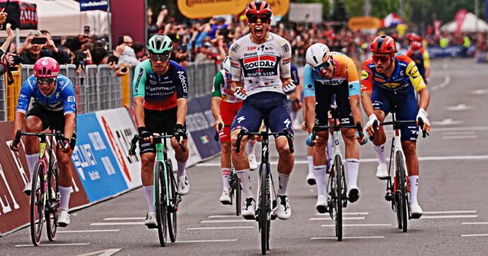 Giro d’Italia, brutta caduta prima della volata: gruppo bloccato. A Burgos vince Magnier: è la prima maglia rosa