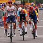 Copertina di Giro d’Italia, brutta caduta prima della volata: gruppo bloccato. A Burgos vince Magnier: è la prima maglia rosa