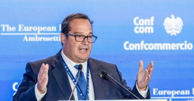 Copertina di Contratti, Durigon spacca il governo: no al favore a Confindustria. “Aumenti retroattivi”