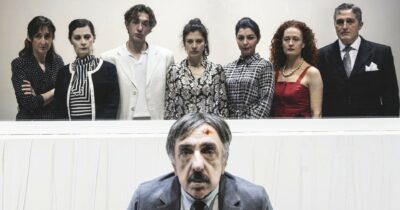 Copertina di Primo Pirandello per Silvio Orlando: cupo e originalissimo. La recensione de “Il berretto a sonagli”