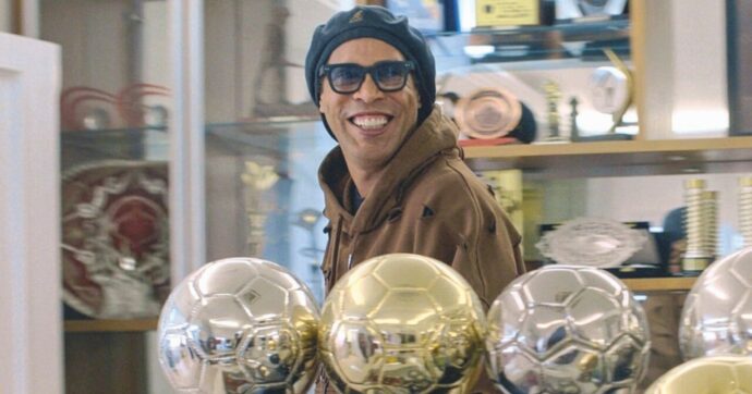 Ecco “Ronaldinho: l’inimitabile”,  ma la  serie su Netflix non dribbla la noia
