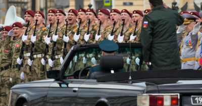 Copertina di La Russia si ferma per la parata del 9 maggio, Putin: “Stiamo affrontando una forza aggressiva sostenuta dalla Nato”