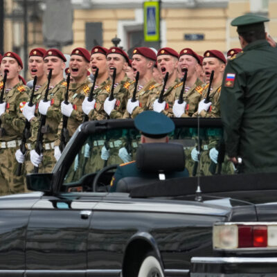 Copertina di La Russia si ferma per la parata del 9 maggio, Putin: “Stiamo affrontando una forza aggressiva sostenuta dalla Nato”