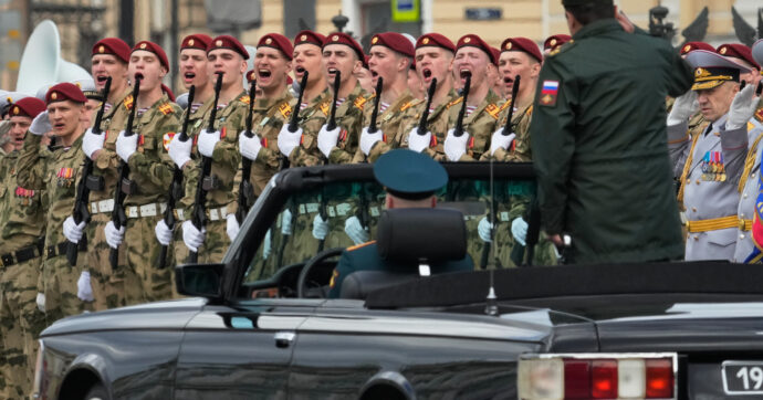 La Russia si ferma per la parata del 9 maggio, Putin: “Stiamo affrontando una forza aggressiva sostenuta dalla Nato”