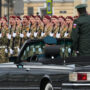Copertina di La Russia si ferma per la parata del 9 maggio, Putin: “Stiamo affrontando una forza aggressiva sostenuta dalla Nato”
