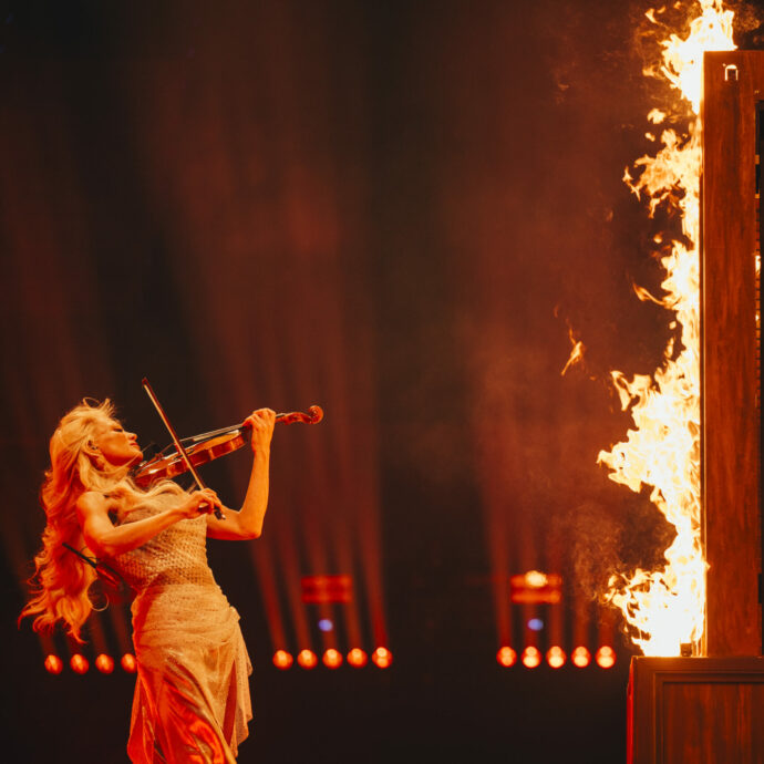 Eurovision Song Contest 2026, strappo alla regola: “La violinista finlandese Linda Lampenius potrà suonare dal vivo”. Ecco perché è “colpa” anche di Lucio Corsi