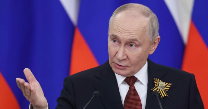 Ucraina, il Cremlino nega una tregua prolungata. Poi Putin apre: “Credo che la guerra stia volgendo al termine”