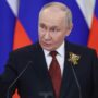 Copertina di Ucraina, il Cremlino nega una tregua prolungata. Poi Putin apre: “Credo che la guerra stia volgendo al termine”