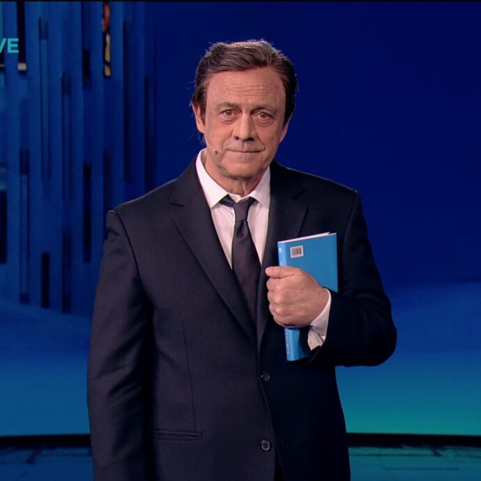Crozza-Calenda scaricato pure dalla moglie: “È andata ad ascoltare il comizio di Bonelli…”