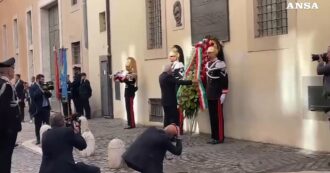 Copertina di Vittime del terrorismo, Mattarella depone una corona di fiori in via Caetani. Meloni: “Ricordare per difendere democrazia”