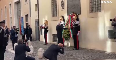 Copertina di Vittime del terrorismo, Mattarella depone una corona di fiori in via Caetani. Meloni: “Ricordare per difendere democrazia”