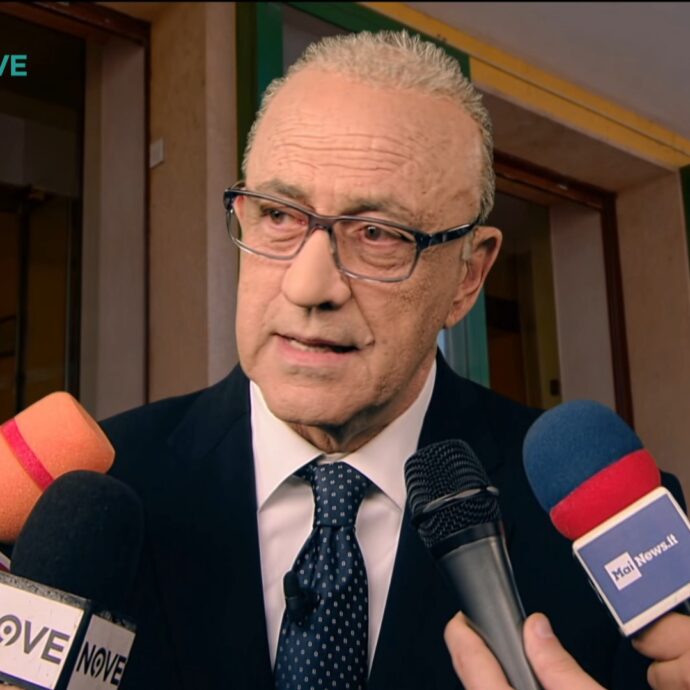 Crozza-Valditara riscrive la storia a colpi di gaffe: “Falcone e Borsellino uccisi dai punkabbestia. E Piersanti Mattarella…”