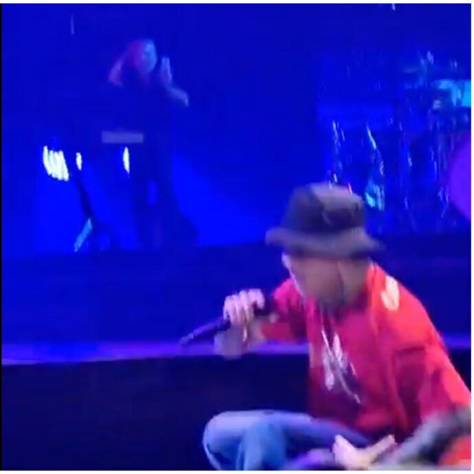 “Ci vuole molto più per uccidermi, non basta cadere dal palco. Dovete spararmi”: Blanco scivola nella buca a Bologna mentre canta – IL VIDEO