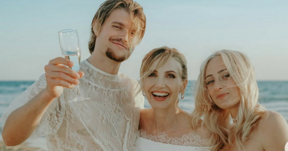 Il figlio di Lorella Cuccarini si è sposato: la festa in spiaggia, l’arrivo della sposa in barca e il rapporto con la suocera: “È esattamente come sembra” – Le foto del matrimonio