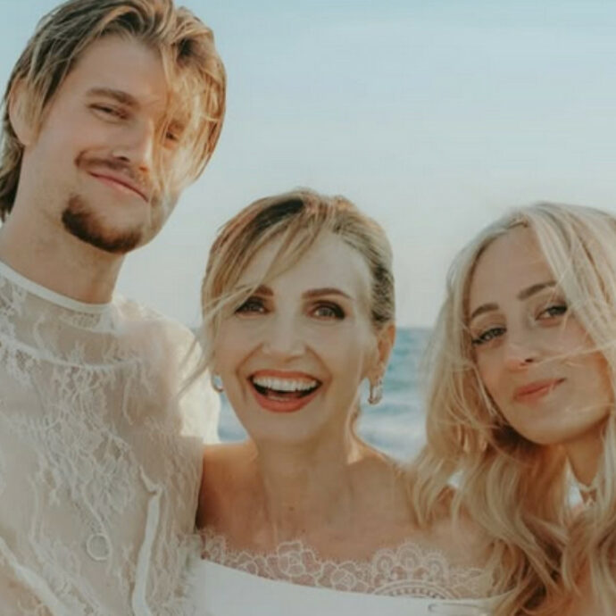 Il figlio di Lorella Cuccarini si è sposato: la festa in spiaggia, l’arrivo della sposa in barca e il rapporto con la suocera: “È esattamente come sembra” – Le foto del matrimonio