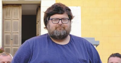 Copertina di Morti, doppioni e documenti scaduti: Adinolfi si spiaggia a Prato