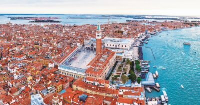 Copertina di Biennale, porto e affari: la corsa a ostacoli della destra a Venezia