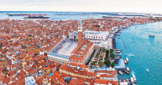 Biennale, porto e affari: la corsa a ostacoli della destra a Venezia