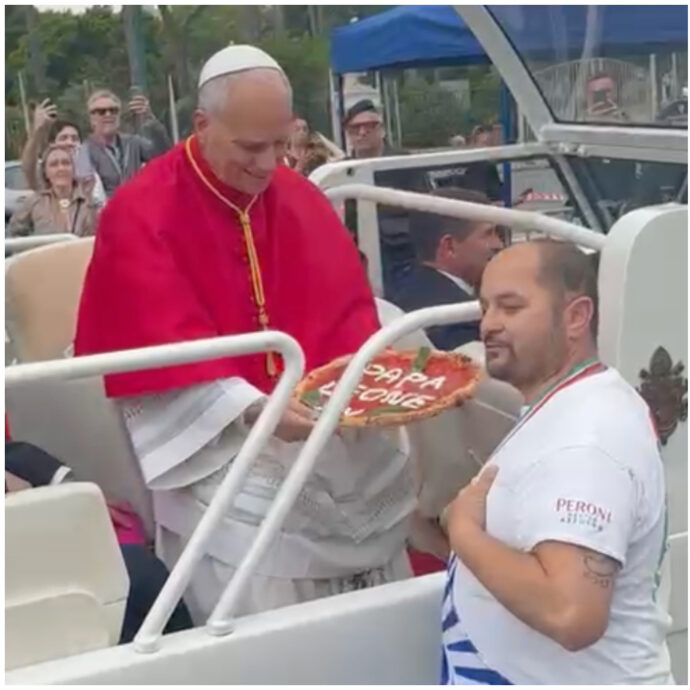 La sorpresa a Papa Leone XIV: consegnata la pizza dedicata al pontefice durante la visita a Napoli – VIDEO