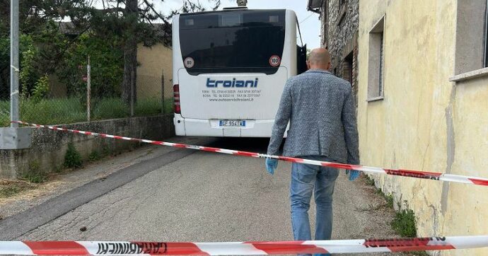 Si strappa il braccialetto elettronico e prende a martellate la moglie su un bus: è in fuga
