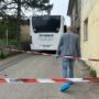 Copertina di Si strappa il braccialetto elettronico e prende a martellate la moglie su un bus: è in fuga