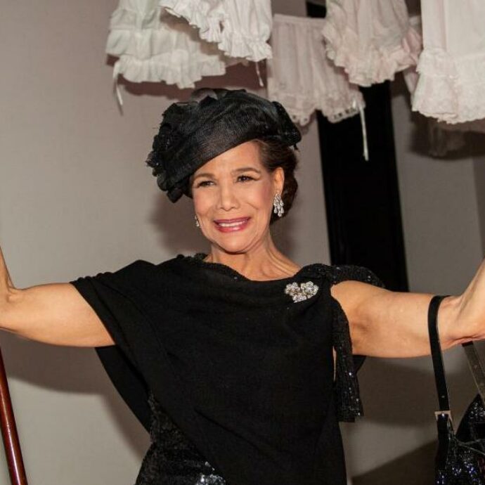“Mi dispiacerebbe se mi trovassero morta orrenda e discinta. La festa migliore è con preti, put**ne, ricchi, parvenu, artisti”: parla la “regina dei salotti” Marisela Federici