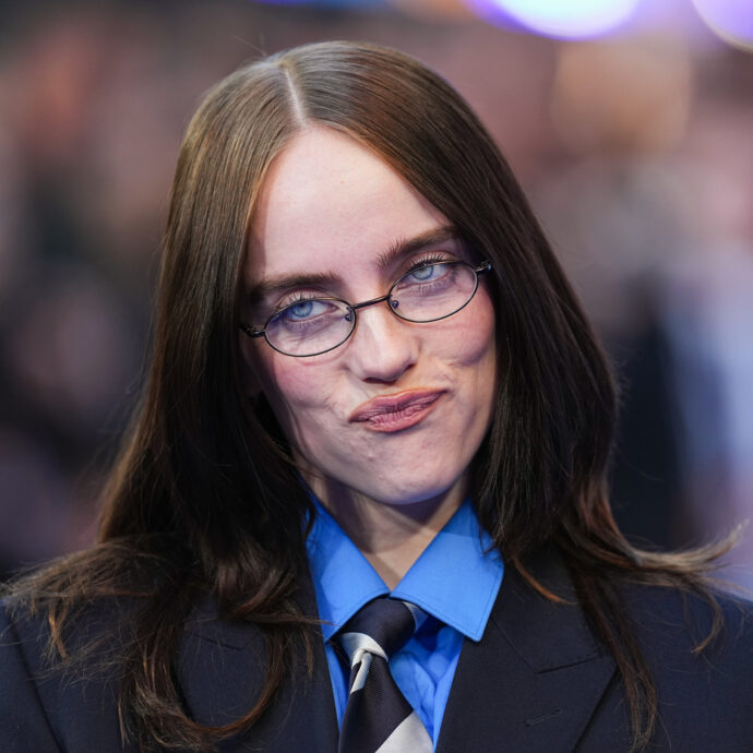 “Convivo con la sindrome di Tourette. Quando faccio un’intervista, faccio di tutto per sopprimere i tic, quando esco dalla stanza li lascio uscire tutti”: parla Billie Eilish
