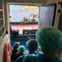 Copertina di Hantavirus, evacuati i primi passeggeri dalla nave Hondius. Volo militare, ospedale e 42 giorni di quarantena - L'arrivo a Tenerife (video)