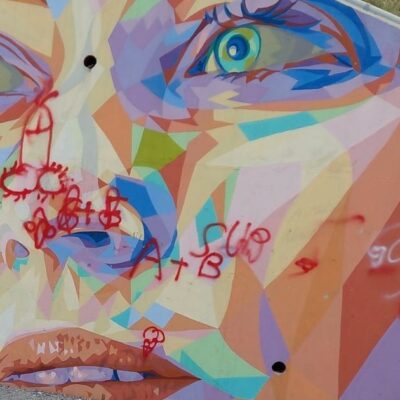 Copertina di Deturpato il murale per le vittime del Ponte Morandi. La sindaca di Genova: “Atto incivile e oltraggioso”